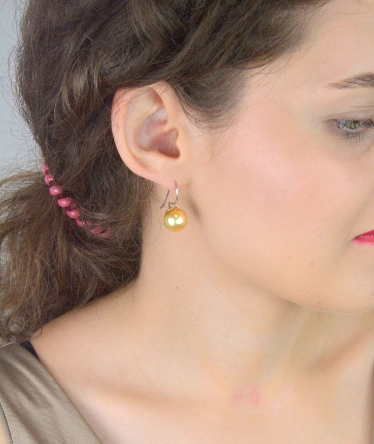 Kolczyki damskie srebrne 925 Swarovski KW 5818GO, zdobione złotą perłą. Długość 2,5 cm, szerokość 1,3 cm, zapięcie bigiel otwarty, waga 5,73 g. Eleganckie i trwałe.1.jpg